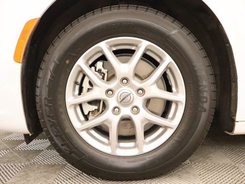 Used 2024 Chrysler Pacifica Touring-L FWD image 6