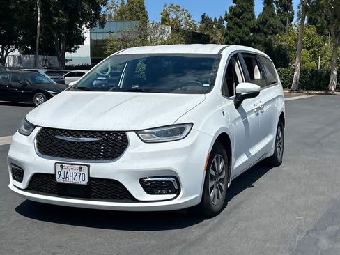Used 2023 Chrysler Pacifica Touring-L FWD image 1