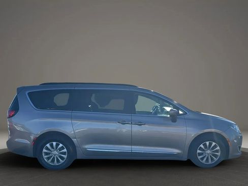 Used 2017 Chrysler Pacifica Touring-L image 4