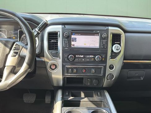 Used 2018 Nissan Titan SV w/ SV Convenience Package RWD image 19