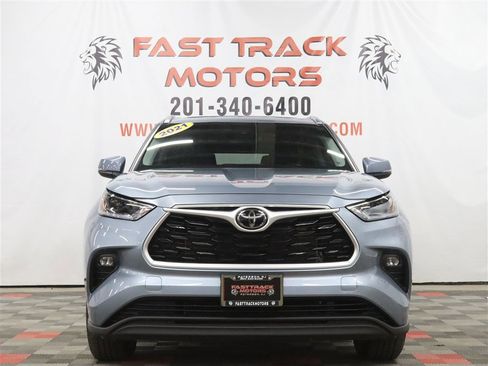 Used 2021 Toyota Highlander XLE AWD/4WD image 2