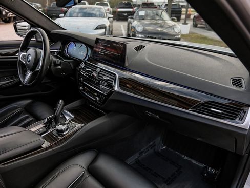 Used 2018 BMW 540i xDrive w/ M Sport Package image 9