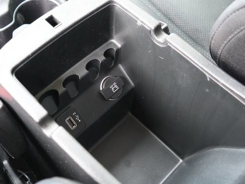 Used 2019 Jeep Cherokee Overland w/ Technology Group AWD/4WD image 22