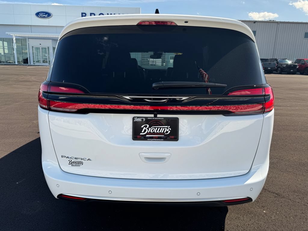 New 2027 Chrysler Pacifica Select FWD image 6