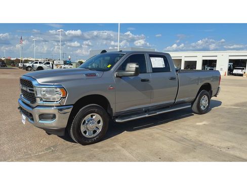 Used 2024 RAM 3500 Tradesman w/ Chrome Appearance Group AWD/4WD image 4