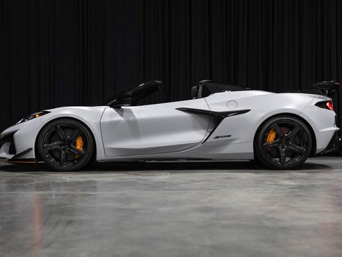 Used 2024 Chevrolet Corvette Z06 w/ Z07 Performance Package RWD image 3