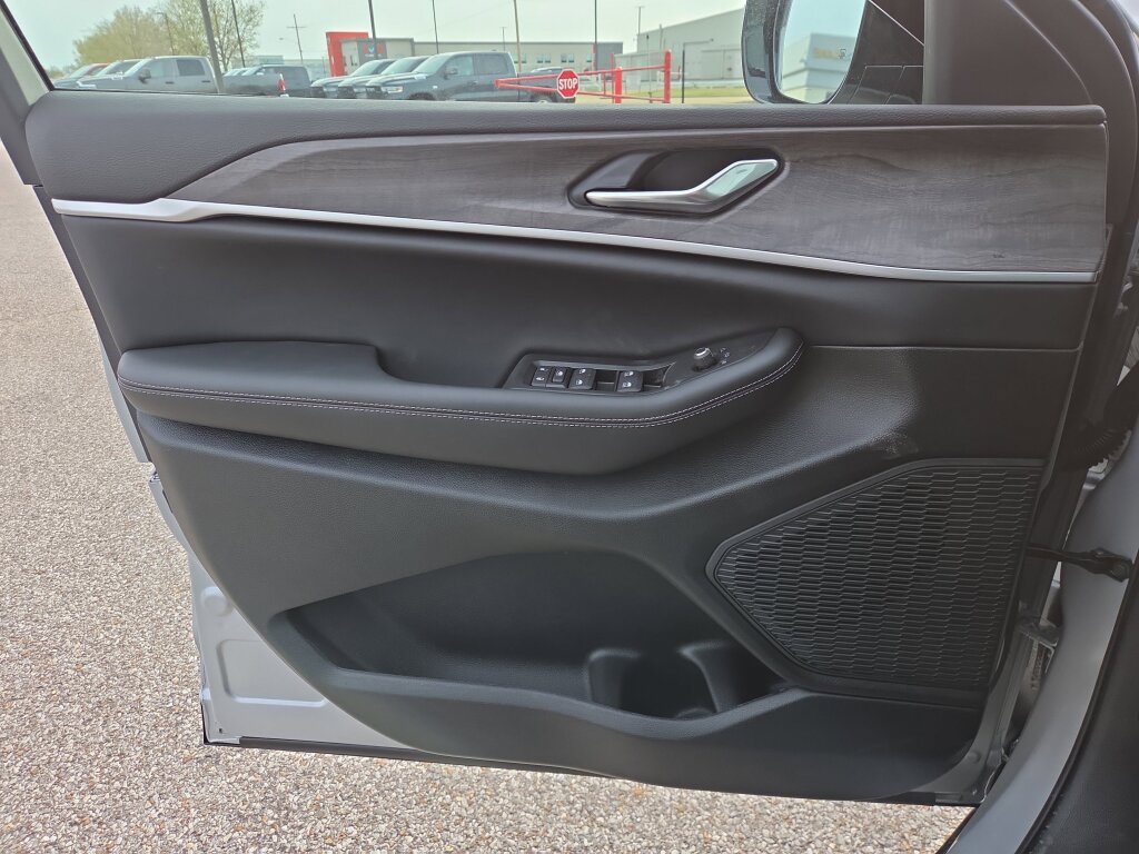 New 2026 Jeep Grand Cherokee Altitude RWD image 9