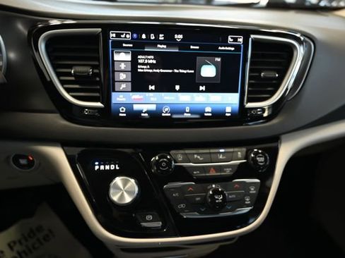 Used 2024 Chrysler Pacifica Touring-L FWD image 16