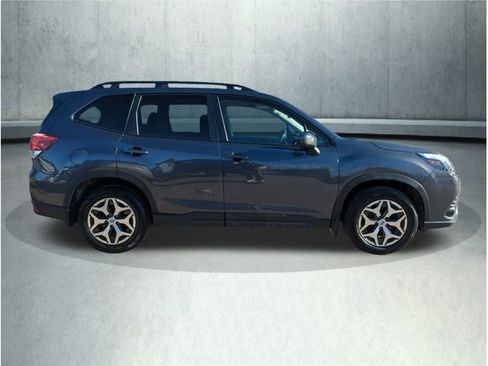 Used 2023 Subaru Forester Premium image 7