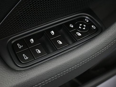 Used 2025 Porsche Panamera image 18