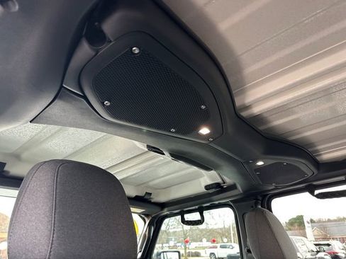 Used 2025 Jeep Gladiator Sport image 14