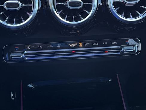 Used 2021 Mercedes-Benz GLB 250 image 18