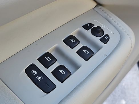 Used 2024 Volvo XC60 B5 Plus w/ Protection Package Premier image 22