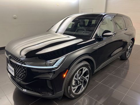 Used 2025 Lincoln Nautilus Premier w/ Equipment Group 102A image 3