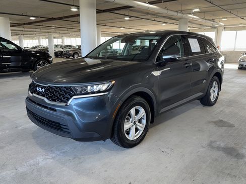 Used 2023 Kia Sorento LX image 4
