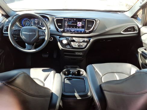 Used 2023 Chrysler Pacifica Touring-L w/ S Appearance Package FWD image 11