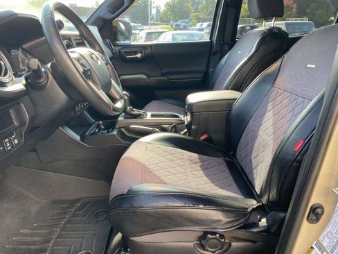 Used 2017 Toyota Tacoma TRD Sport AWD/4WD image 24