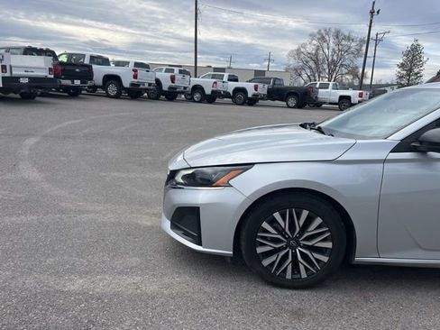 Used 2024 Nissan Altima 2.5 SV FWD image 5