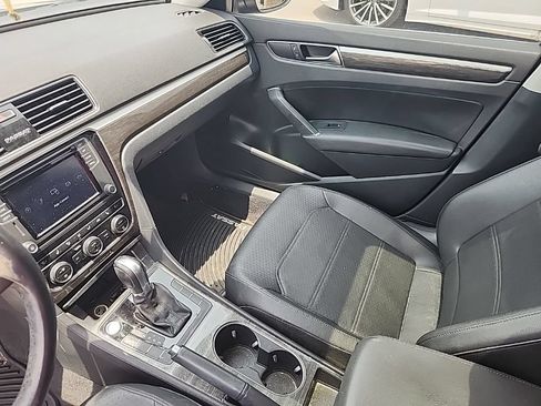 Used 2018 Volkswagen Passat 2.0T SE FWD image 6