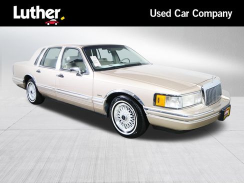 Used 1993 Lincoln Town Car Signature RWD image 1