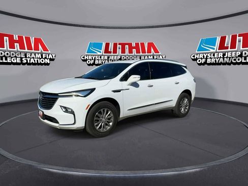 Used 2024 Buick Enclave Essence image 4