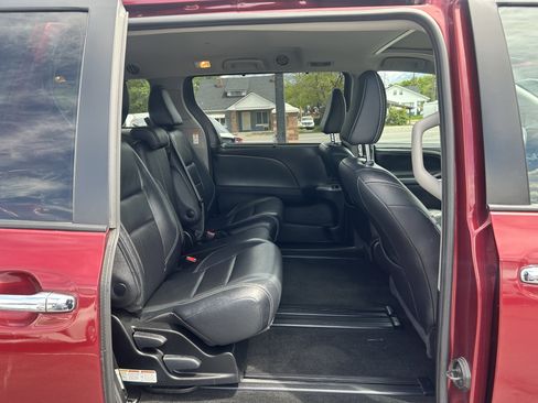 Used 2018 Toyota Sienna SE FWD image 11