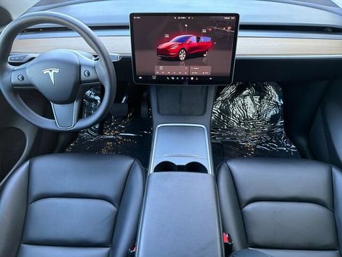Used 2024 Tesla Model Y 2WD image 17