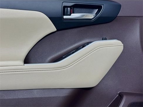 Used 2021 Toyota Highlander XLE image 14