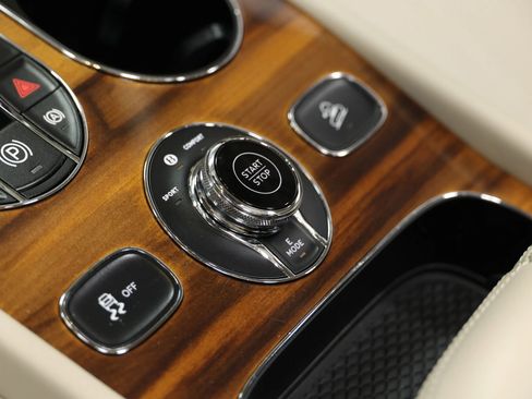 Used 2020 Bentley Bentayga Plug-In Hybrid image 48