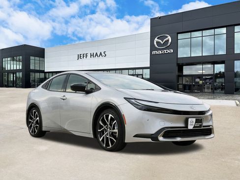 Used 2025 Toyota Prius Plug-In Hybrid image 4