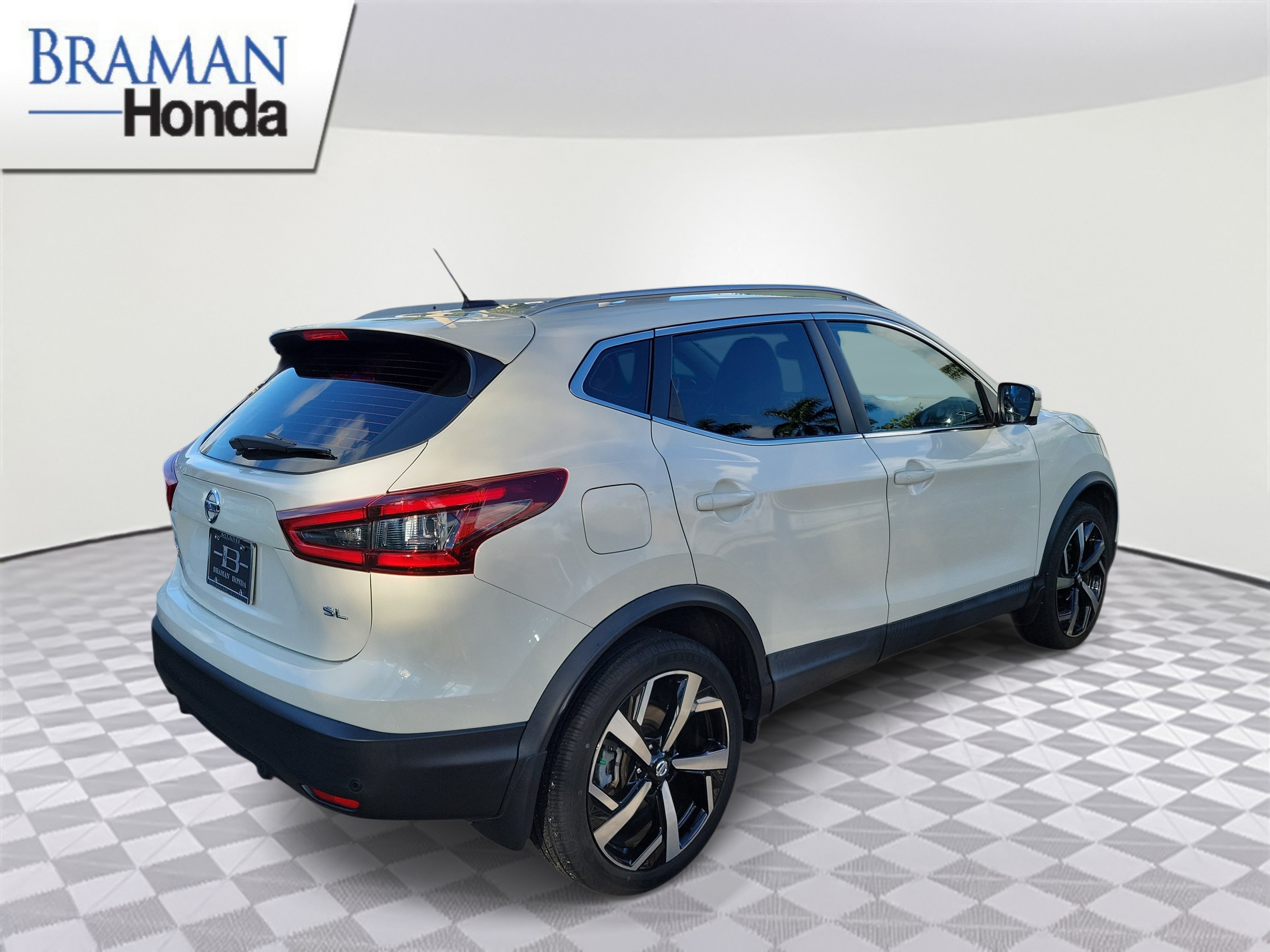 Used 2021 Nissan Rogue Sport SL w/ Premium Package FWD image 3