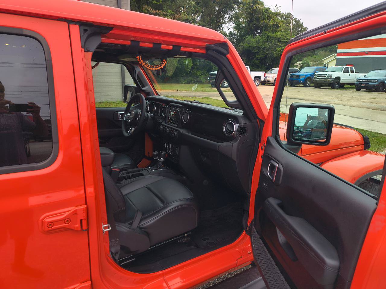 Used 2023 Jeep Wrangler Unlimited Sahara AWD/4WD image 9