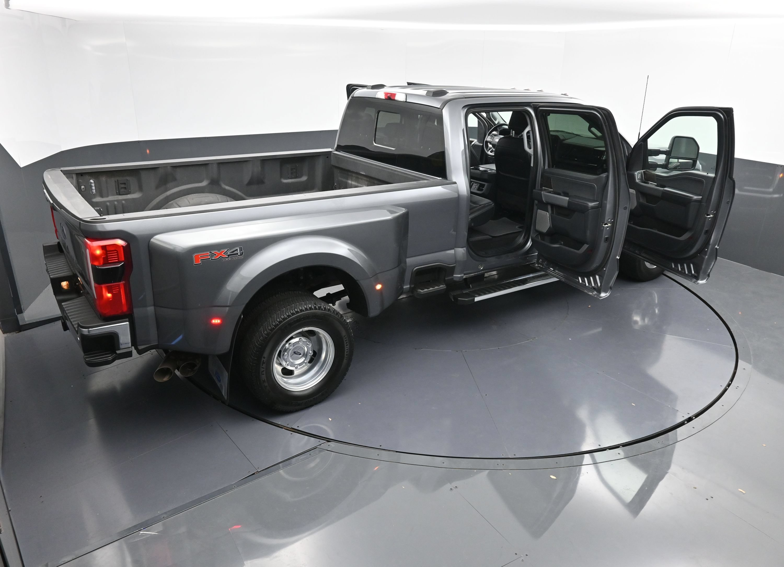 Used 2024 Ford F350 Lariat w/ FX4 Off-Road Package AWD/4WD image 45