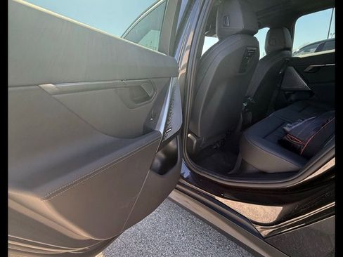 Used 2024 BMW 530i xDrive w/ Premium Package image 9