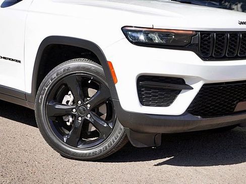 Used 2023 Jeep Grand Cherokee Altitude AWD/4WD image 4