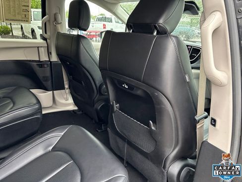 Used 2023 Chrysler Pacifica Touring-L FWD image 37