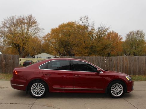 Used 2017 Volkswagen Passat 1.8T SE FWD image 11