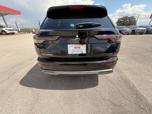 Used 2025 Mitsubishi Outlander SE image 4