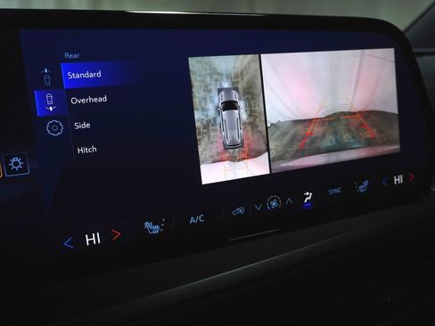 Used 2025 Chevrolet Traverse LT w/ Driver Confidence Package FWD image 26