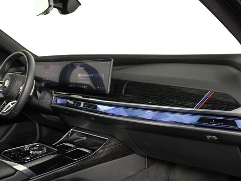 Used 2025 BMW 740i image 22