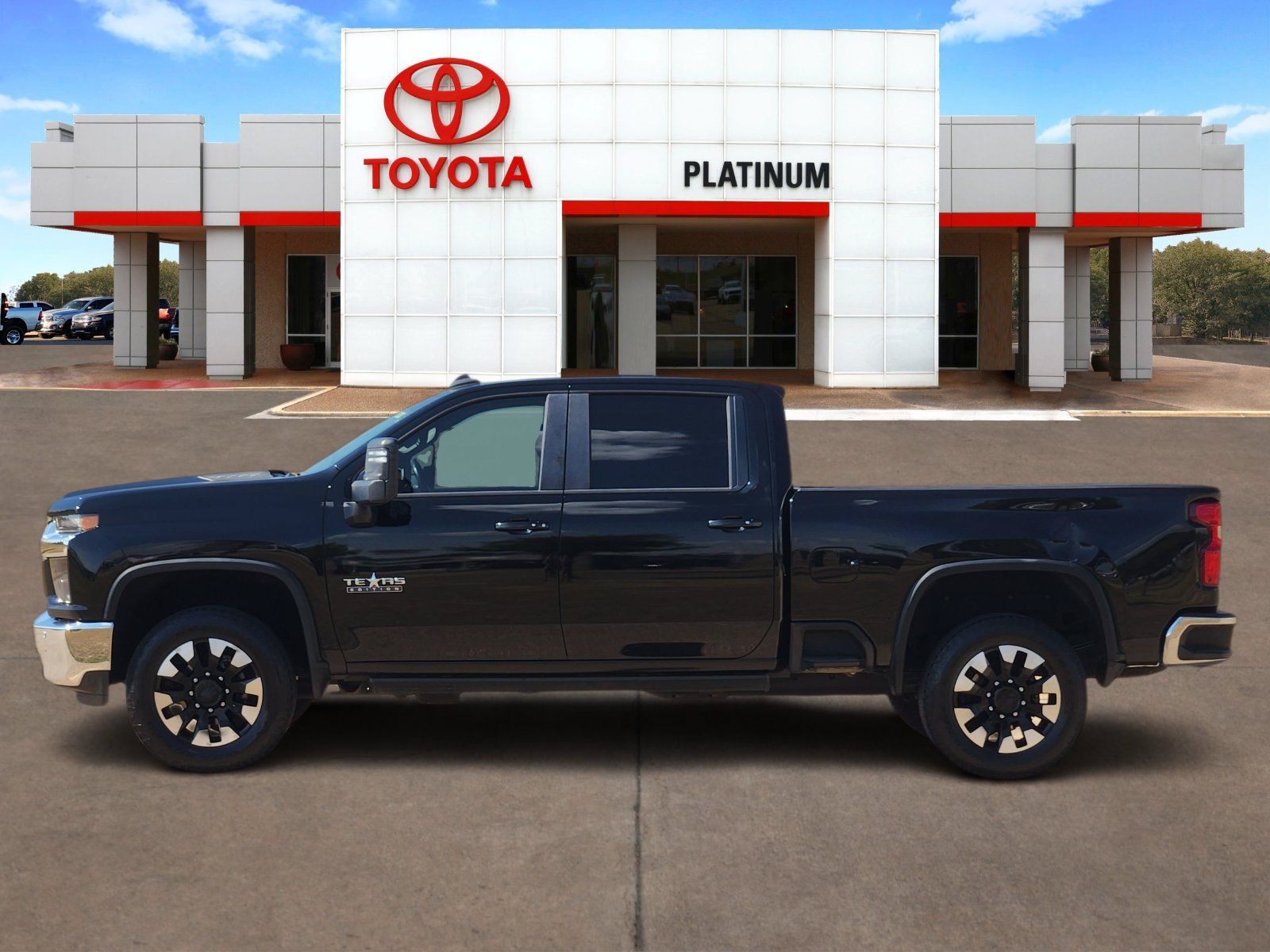 Used 2020 Chevrolet Silverado 2500 LT w/ Texas Edition RWD image 3
