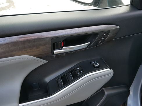 Used 2024 Toyota Highlander Limited image 20