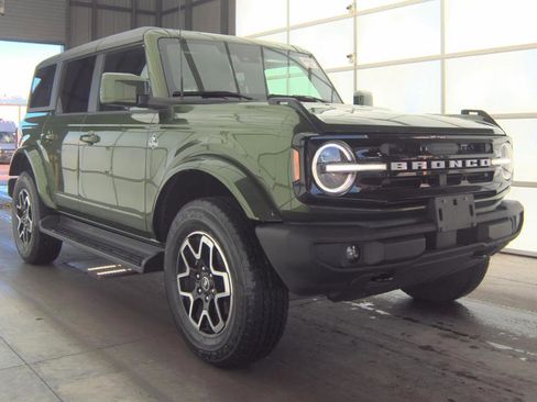 Used 2025 Ford Bronco Outer Banks image 3