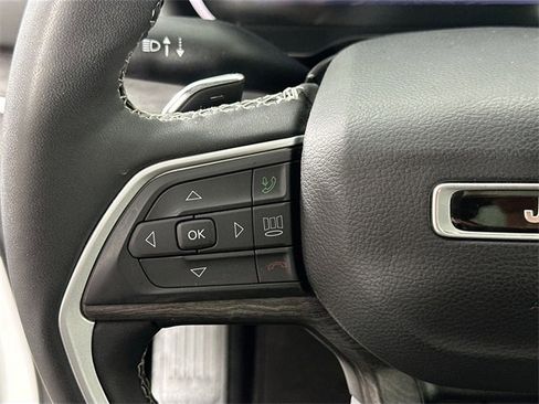 Used 2023 Jeep Grand Cherokee Limited w/ Luxury Tech Group II image 24