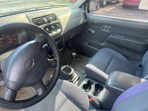 Used 2001 Nissan Frontier XE image 10