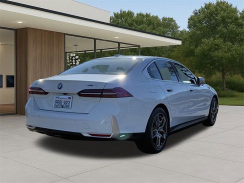 Used 2025 BMW i5 xDrive40 w/ Premium Package image 7