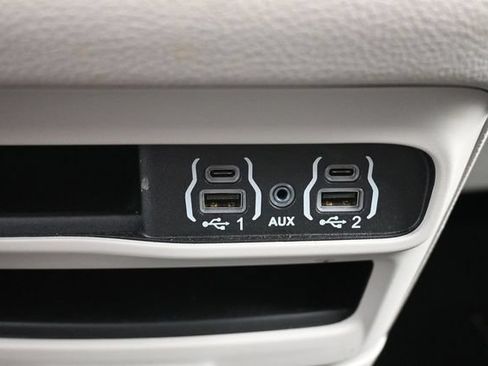 Used 2024 Chrysler Pacifica Limited FWD image 27