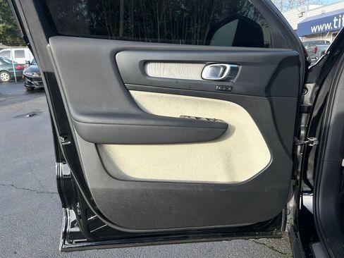 Used 2023 Volvo XC40 B5 Plus image 22