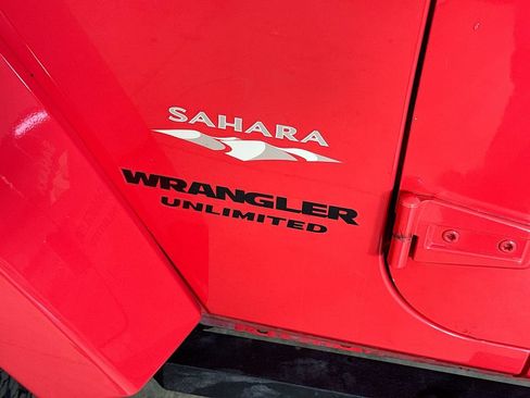 Used 2013 Jeep Wrangler Unlimited Sahara w/ Dual Top Group AWD/4WD image 26