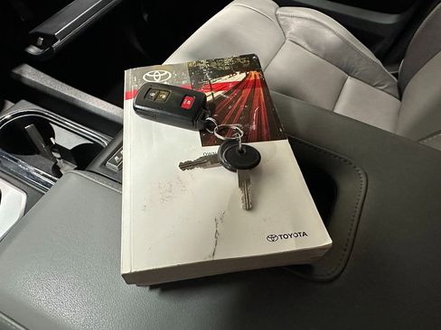 Used 2020 Toyota Tundra Limited image 39